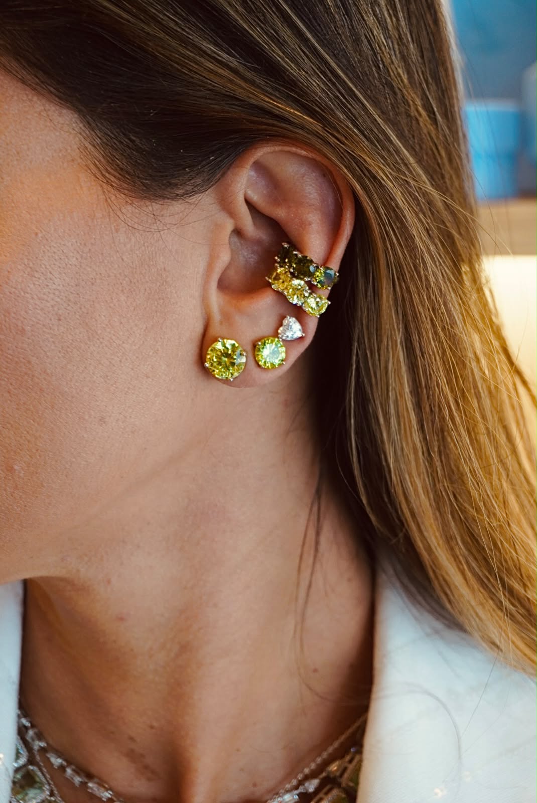 Ear cuff com cristais amarelos